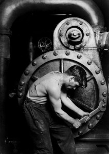 Lewis-Hine-Mecánico-en-una-bomba-de-vapor-de-una-central-eléctrica-1920